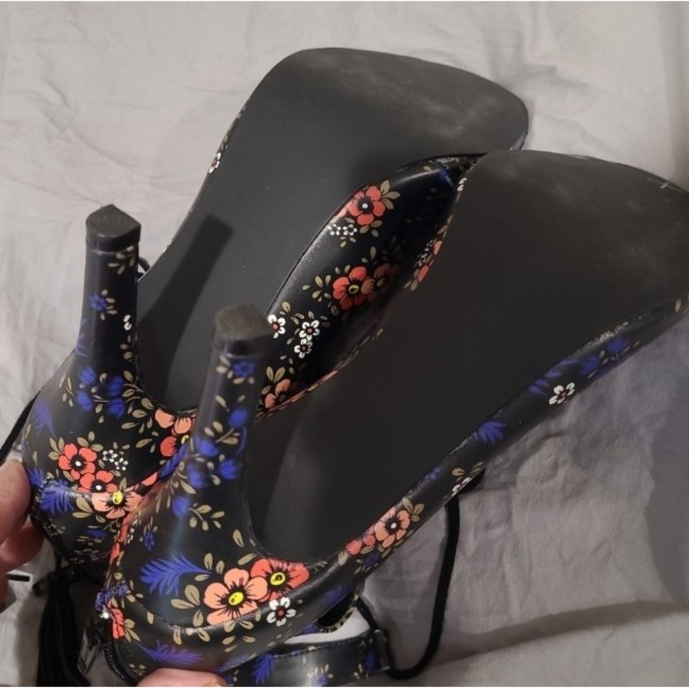 Nine West Briago Black Floral Lace up Sandal SZ 9.5 w/tassel back zip punk‎ goth - Picture 11 of 11